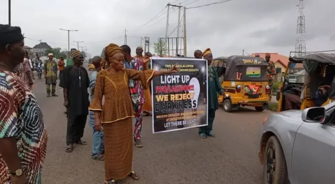 BREAKING: Protesters shut down IBEDC office in Ibadan