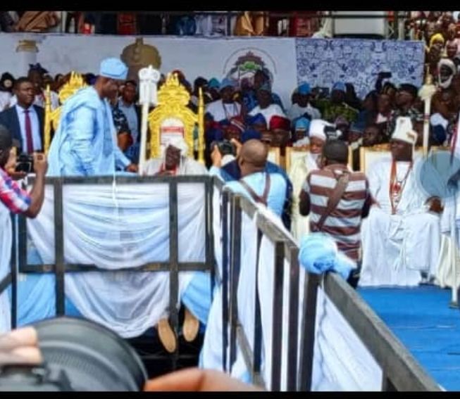Makinde presents instruments of office to new Olubadan, Oba Olakulehin   …Salutes resilience of Ibadan people