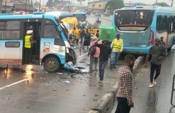 Hoodlums attack BRT Bus, rob passengers in Lagos (VIDEO)